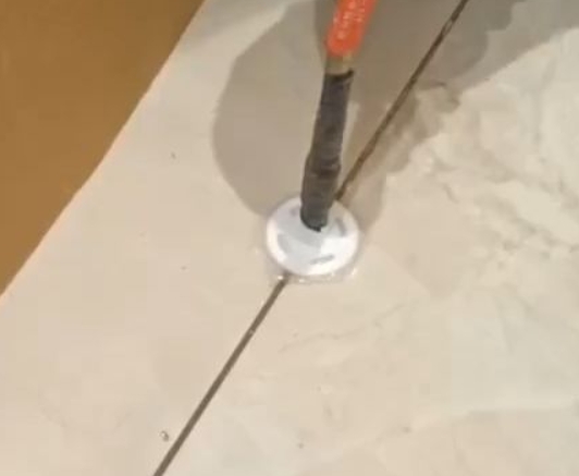 振安瓷砖空鼓维修公司专业解答瓷砖在铺贴过程中，如果没有涂抹均匀到位的粘结材料（如水泥砂浆或瓷砖胶），可能会导致以下问题