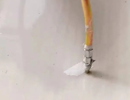 振安瓷砖空鼓维修公司专业解答在瓷砖铺贴过程中，如果使用的砂料过粗（如全部使用了粗砂），可能会导致以下问题